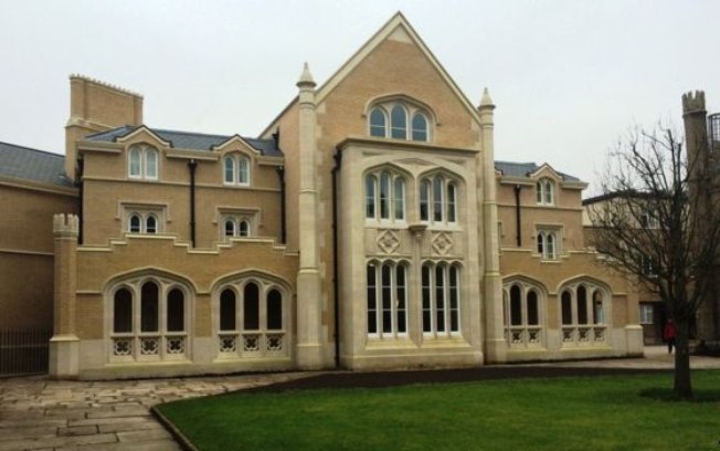 O prédio Whittle, na universidade de Cambridge, foi descrito como uma 'interpretação desajeitada do estilo gótico que parece ter sido emprestada de um guia de estilos para mestres de obra