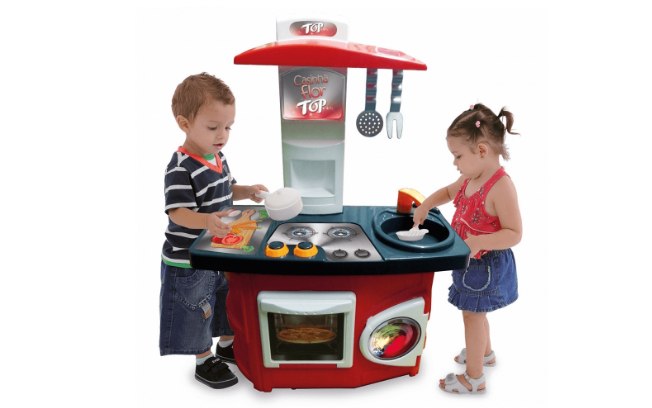 Crianças adoram brincar de casinha, que tal brincar de cozinhar com Cozinha Top Casinha Flor? De Xalingo Brinquedos. (R$ 214,99)