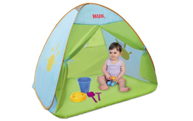 Brincadeira segura ao ar livre com a tenda que tem proteção solar da NUK (preço sob consulta