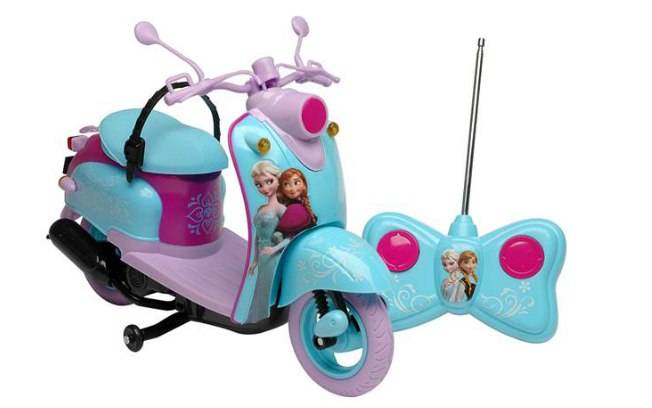 A motoneta da Linha Frozen é uma opção diferente, com controle remoto e customizada com as heroínas Anna e Elsa. De Candide (R$ 200)
