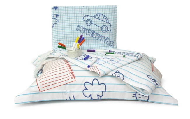 Roupa de cama para colorir: o jogo de lençol Petit Artist vem com canetinhas de tinta lavável. De Mmartan (R$179,40)