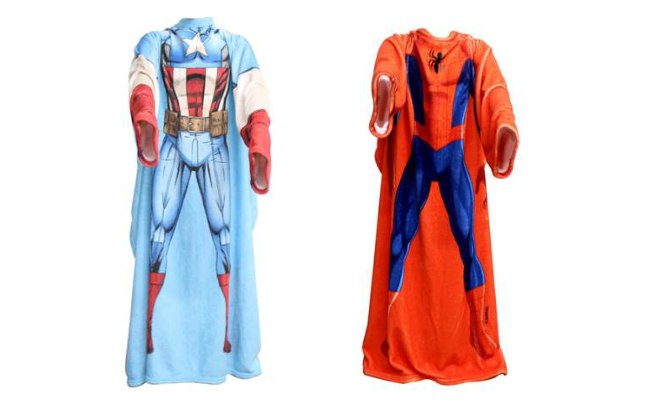 Que tal cobertores com manga dos super-heróis? De Zona Criativa (R$ 99,90