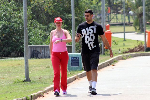 Luma de Oliveira caminha com personal trainer na Lagoa Rodrigo de Freitas%2C no Rio