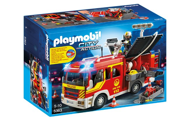 Um caminhão de bombeiros da linha Playmobil. De Sunny Brinquedos. (R$449,99)