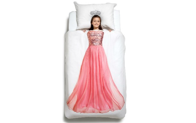 Qualquer menina pode se tornar uma princesa na hora do sono. De Mmartan (capa de edredom - R$ 239,40 e jogo de lençol - R$ 197,40)